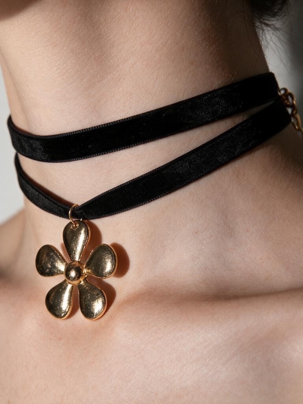 NWT Urban Outfitters Gold Flower Pendant Necklace Coker